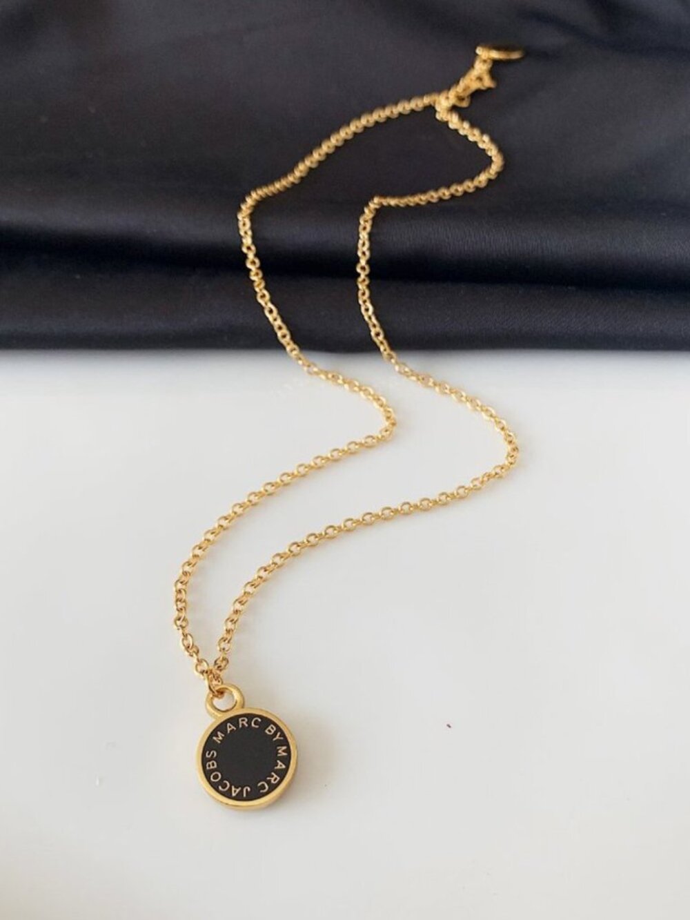 Marc by Marc Jacobs Black Enamel Logo Pendant Necklace Gold Tone Disc Necklace - Picture 3 of 4